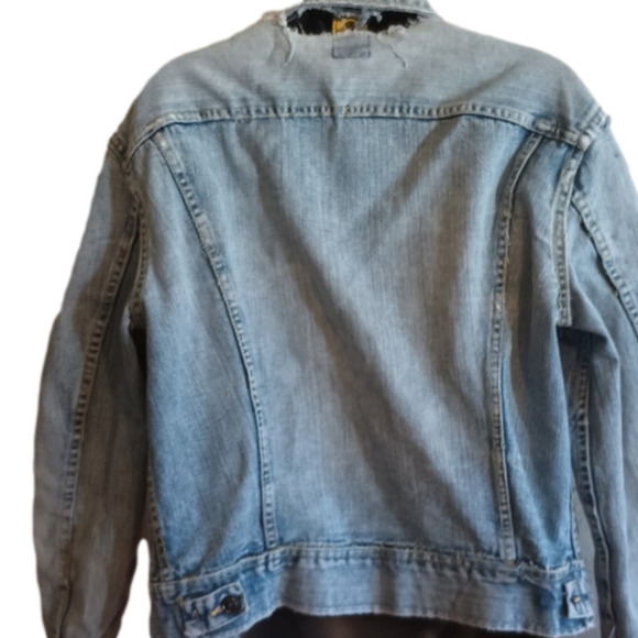 VINTAGE/ retro distressed Lee jean jacket. See measurements. Couple stains. - Picture 8 of 16